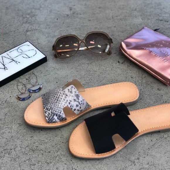 Slip-on Black Flats Sandals - Picture 5 of 6